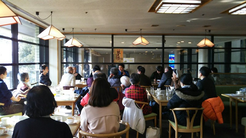 周南市文化会館の喫茶店で哲学カフェを行なっている写真
